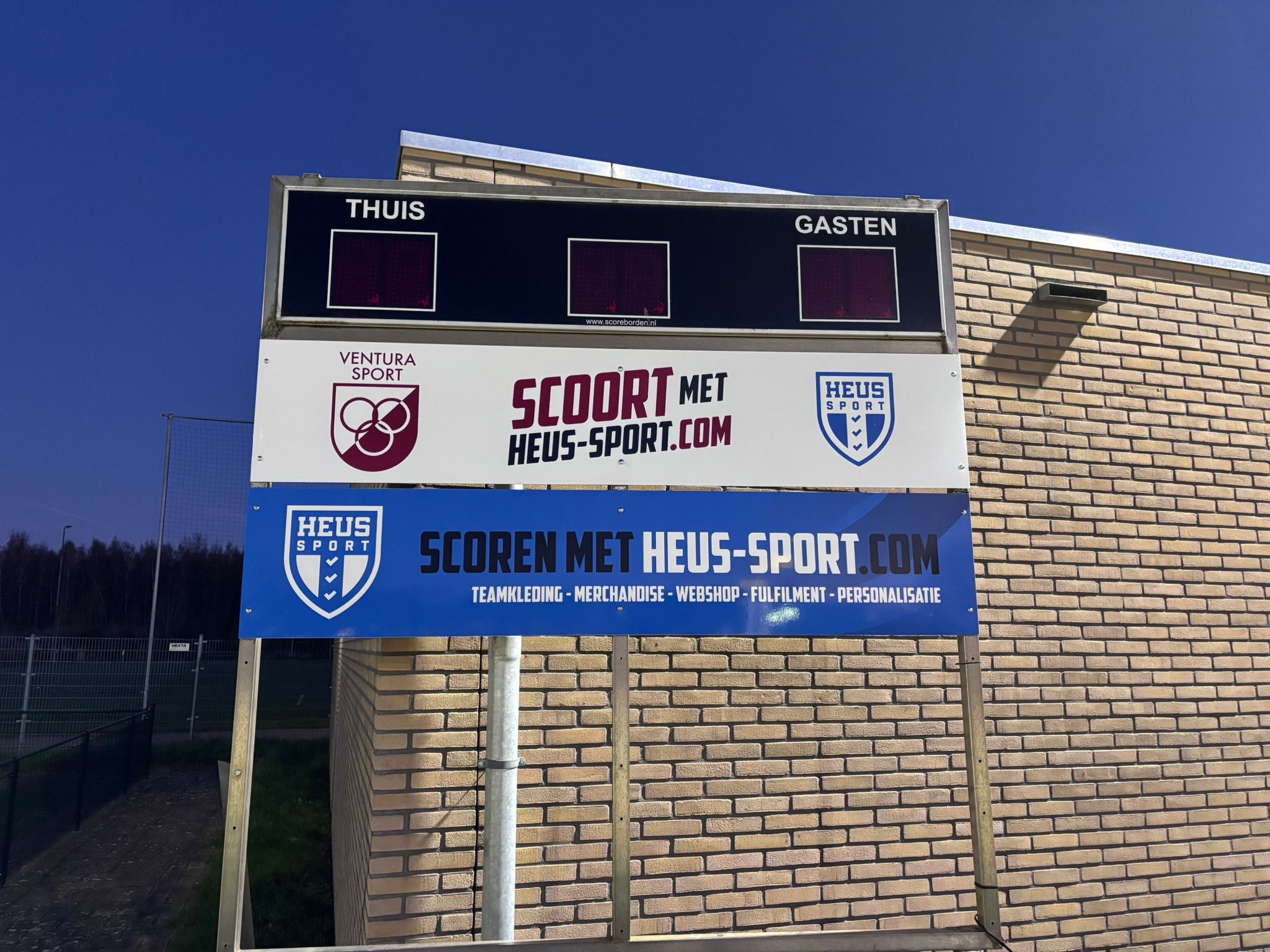 Nieuwe sponsorborden schitteren langs het veld!